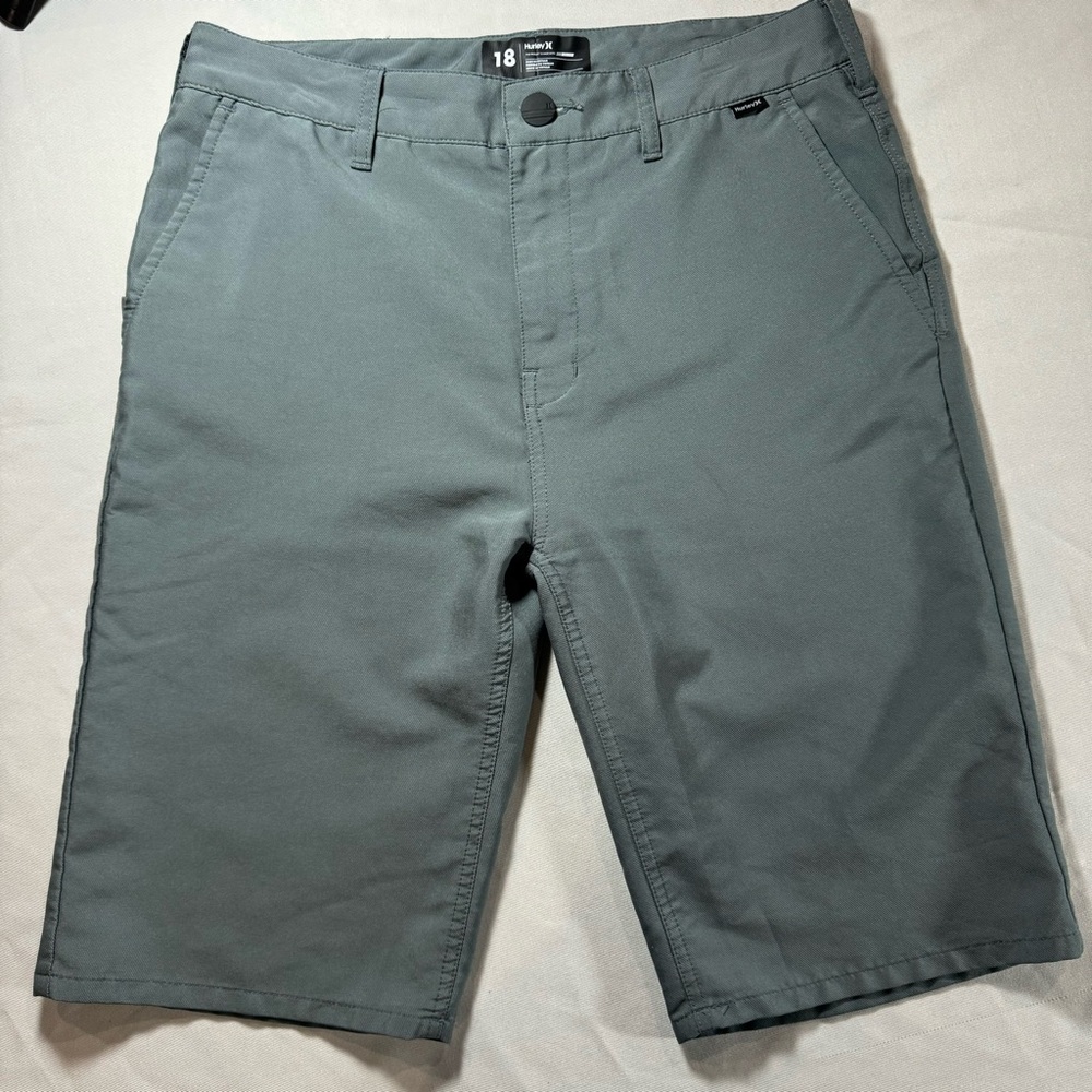 Hurley Nike Dri-fit shorts Boys size 18
Gray